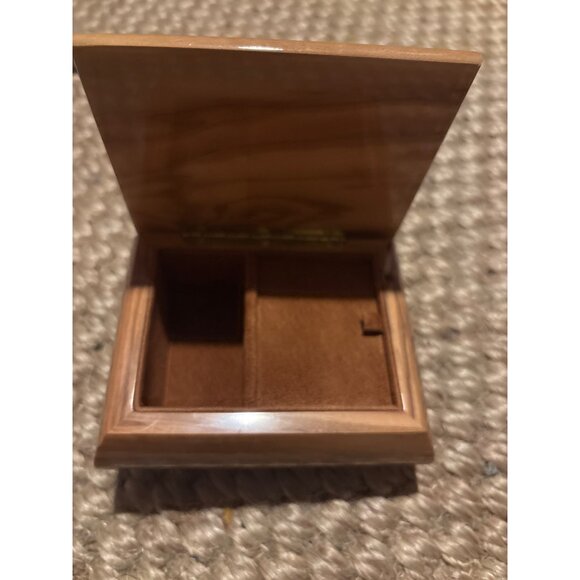 Handcrafted Wooden Music Box With Inlaid Floral Design & Velvet Lining - Made In - Picture 3 of 5